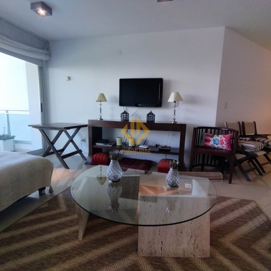 Amplios ambientes y ubicado a una cuadra de playa brava