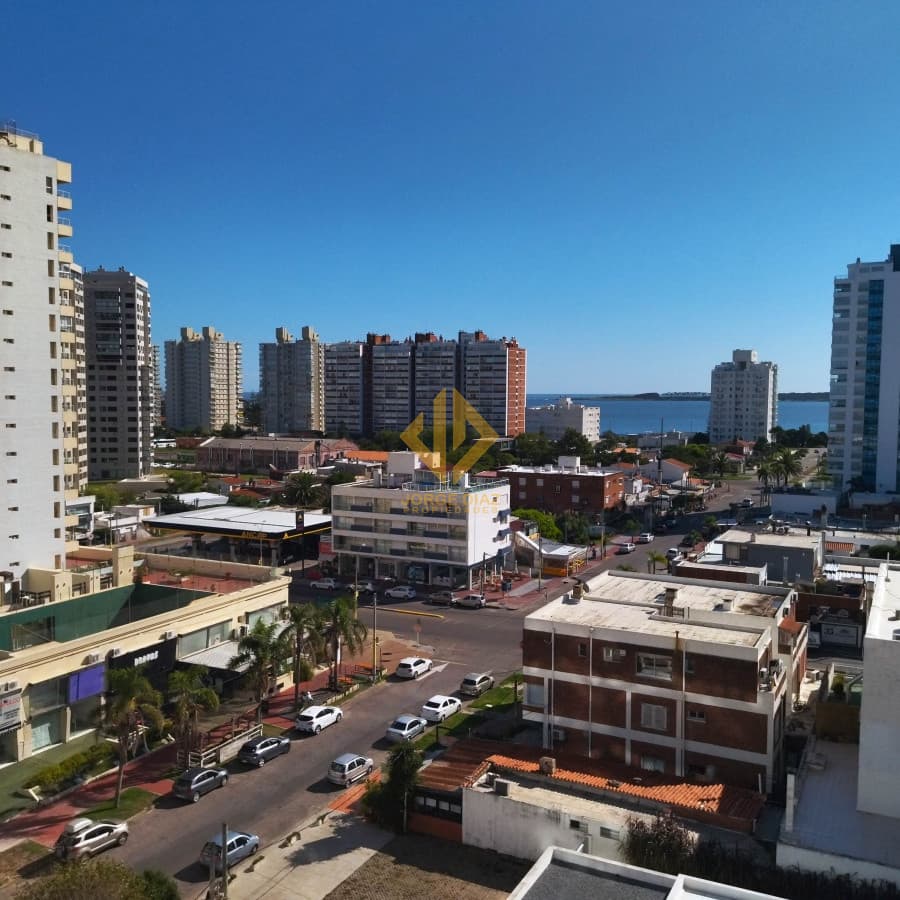 A pasos de la playa Brava y a 5 minutos del centro de Punta del Este
