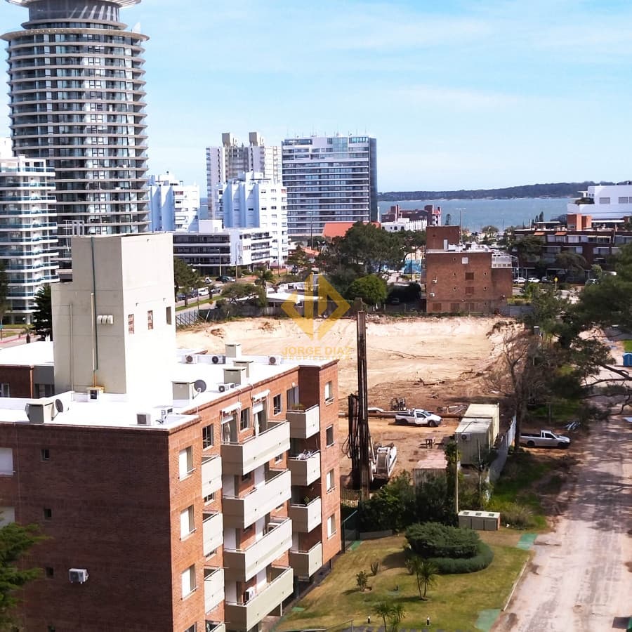 A pasos de la playa Brava y a 5 minutos del centro de Punta del Este