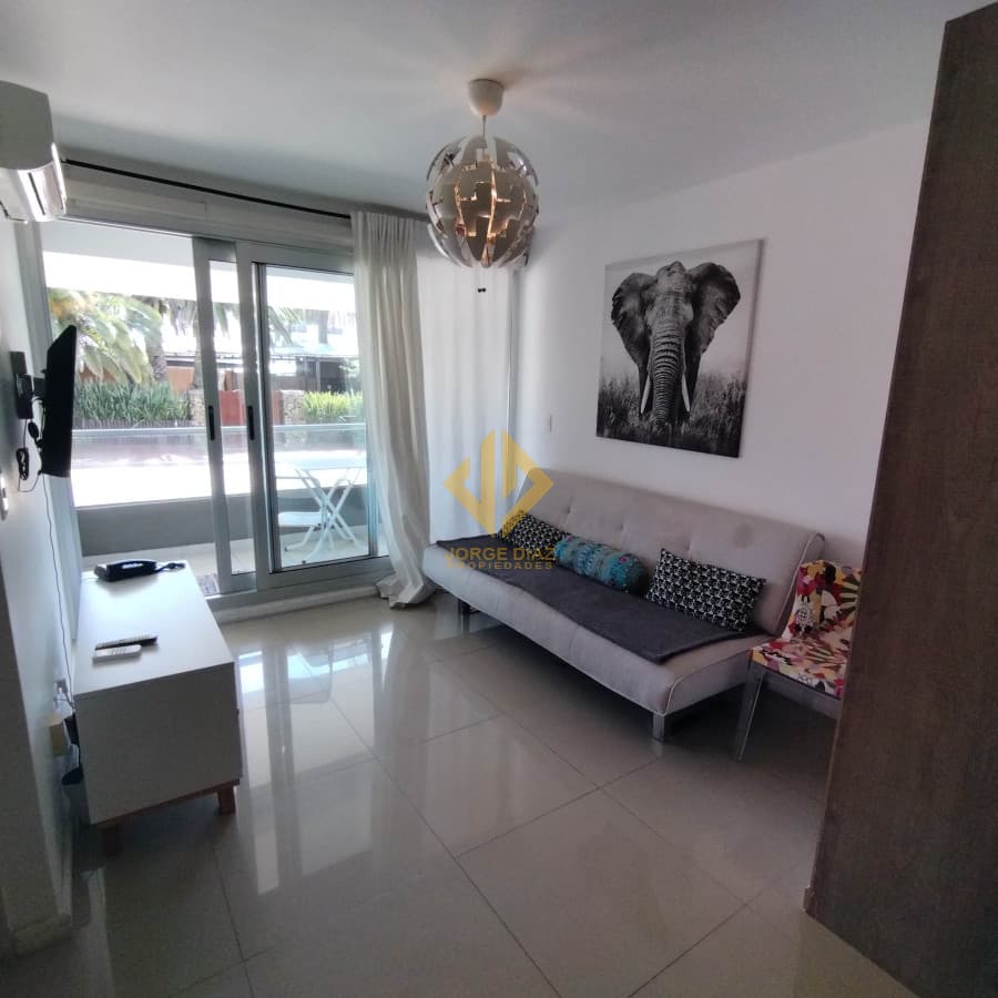 En Altos de Puerto de Punta del Este y cerca de Avda. Gorlero