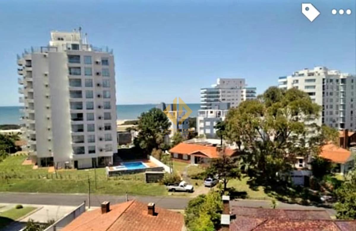 A pasos de la playa Brava y a 5 minutos del centro de Punta del Este