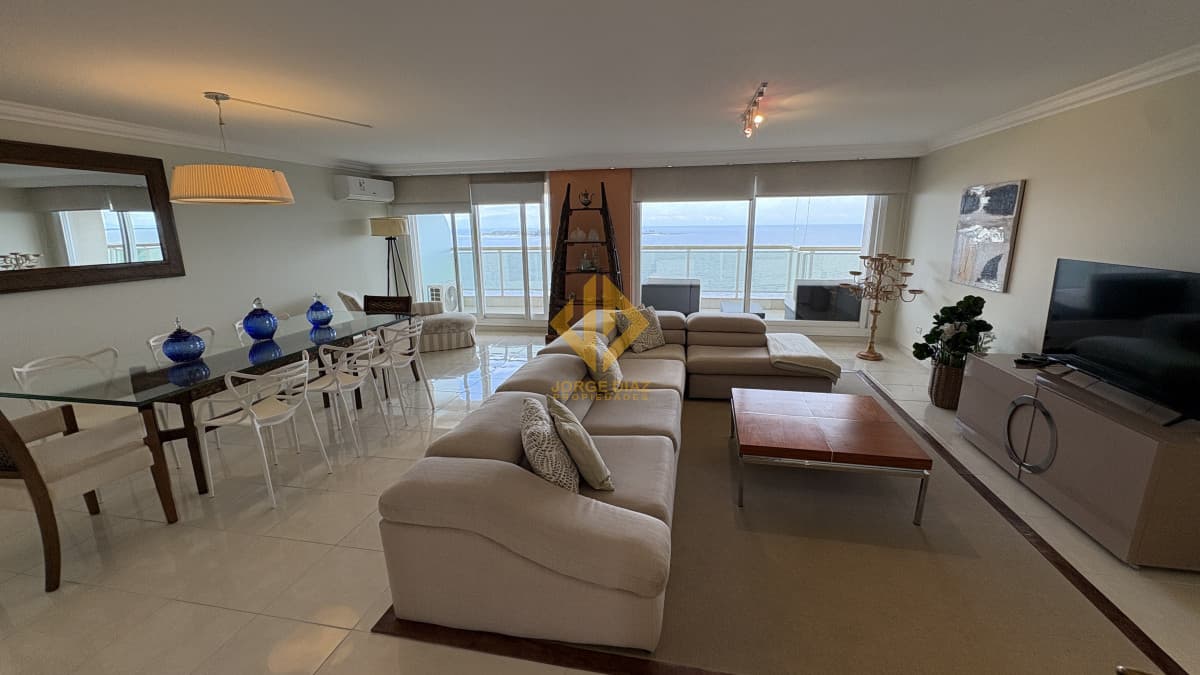 300 m2 de planta con la mejor vista al Rio de la Plata y a la Isla de Gorriti