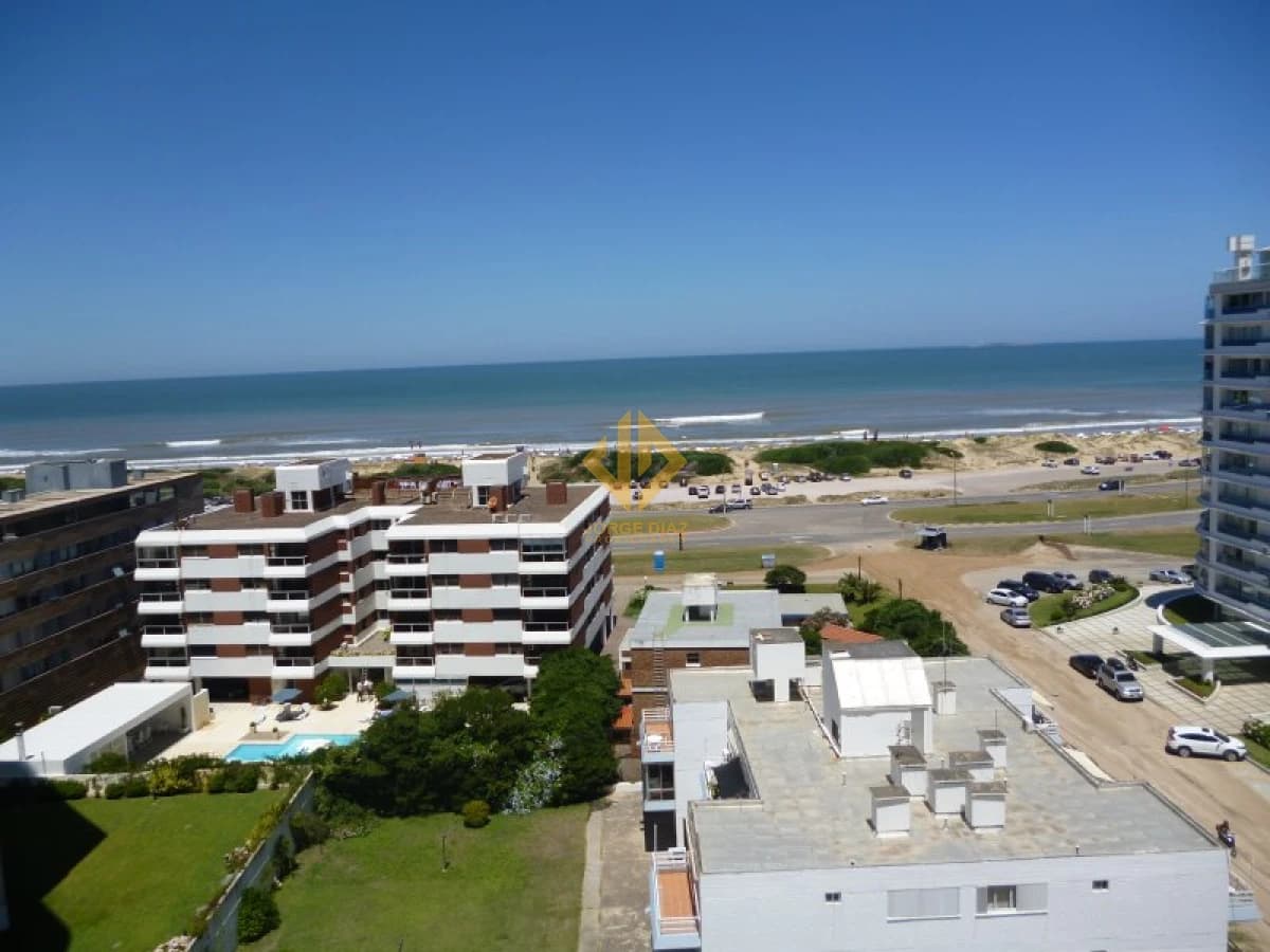 En Parada 6 de Playa Brava  y a solo una cuadra del mar