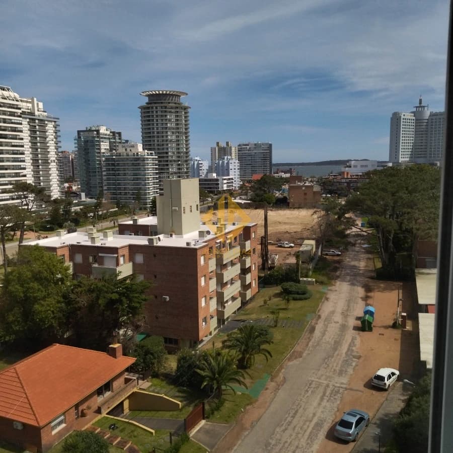 A pasos de la playa Brava y a 5 minutos del centro de Punta del Este