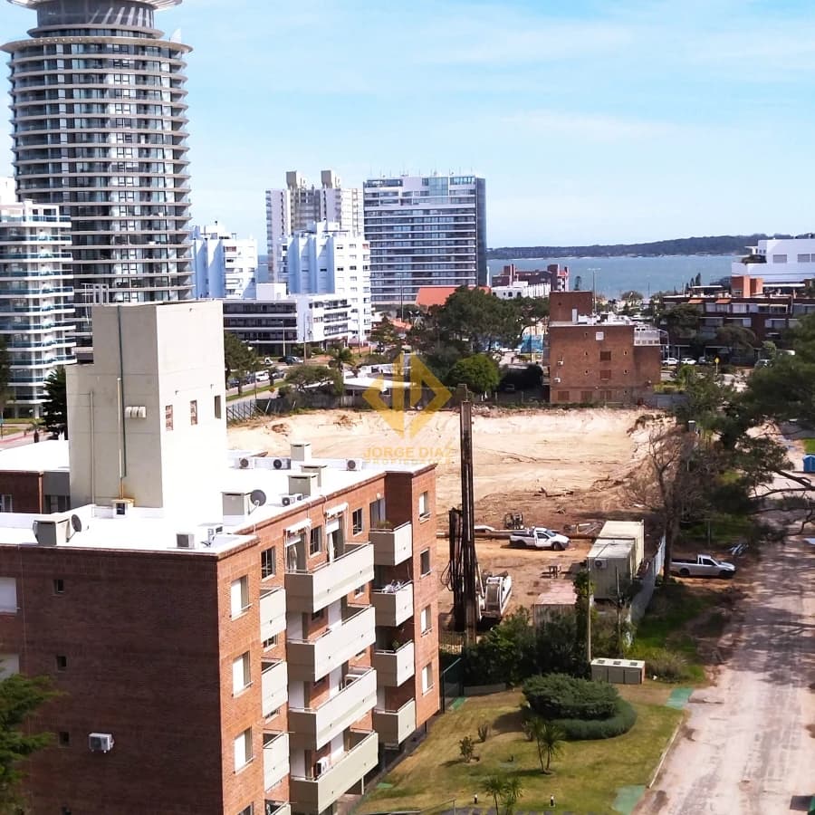 A pasos de la playa Brava y a 5 minutos del centro de Punta del Este