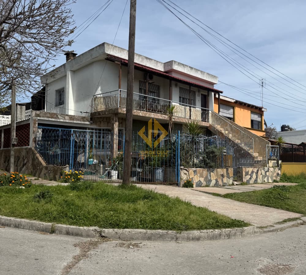 SE VENDE URGENTE casa doble en padrón único Cerro Montevideo