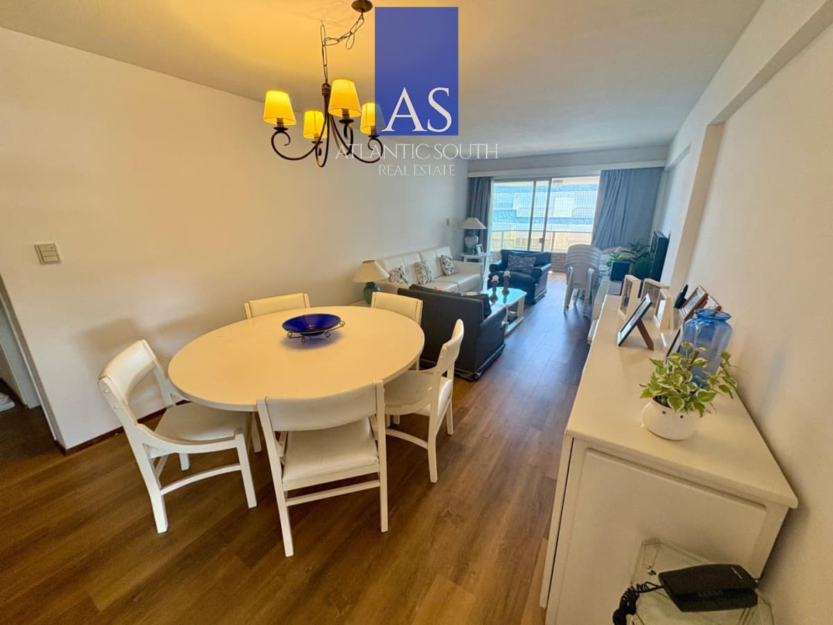 Apartamento reciclado de 3 dormitorios con parrillero propio frente al mar Playa Mansa