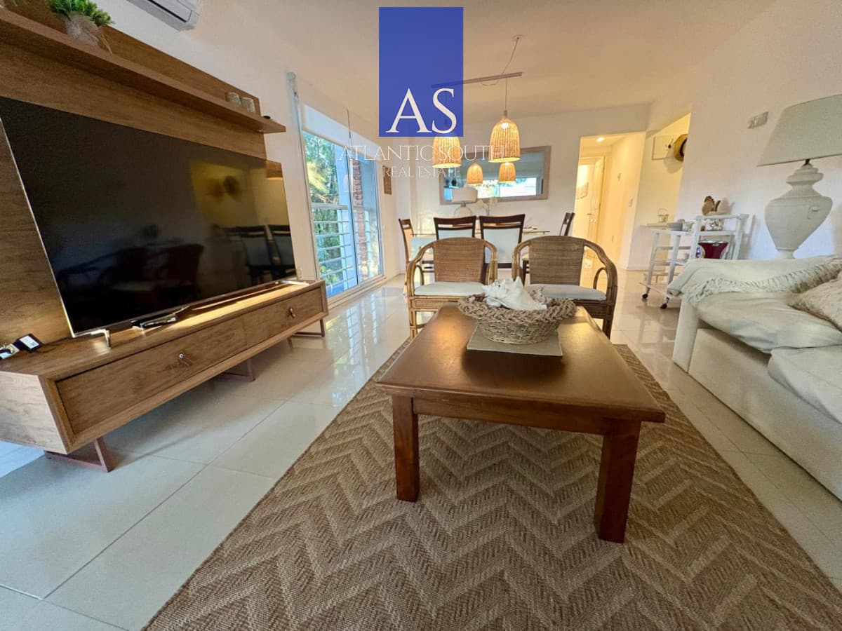 Apartamento moderno 2 dormitorios con parrillero propio Plaza México Punta del Este