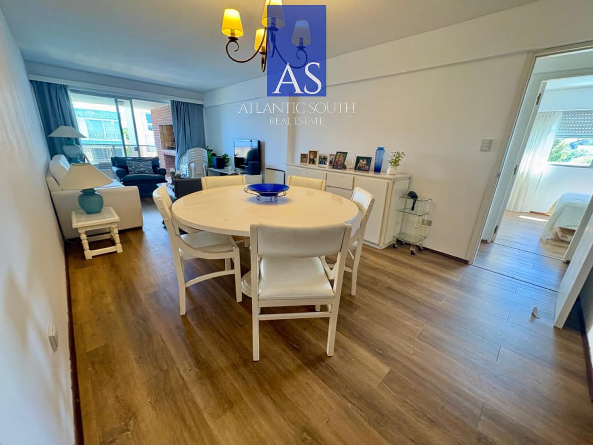 Apartamento reciclado de 3 dormitorios con parrillero propio frente al mar Playa Mansa