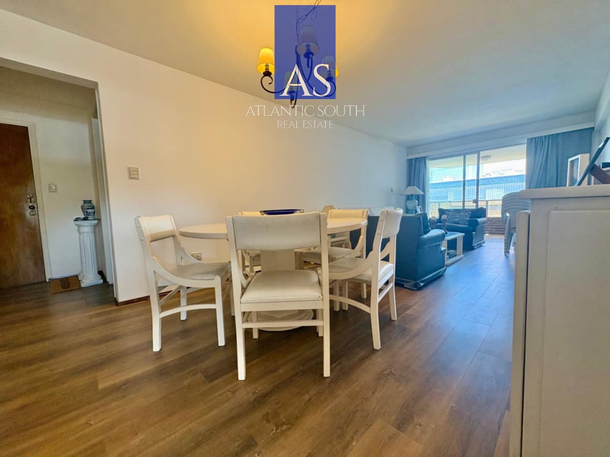 Apartamento reciclado de 3 dormitorios con parrillero propio frente al mar Playa Mansa