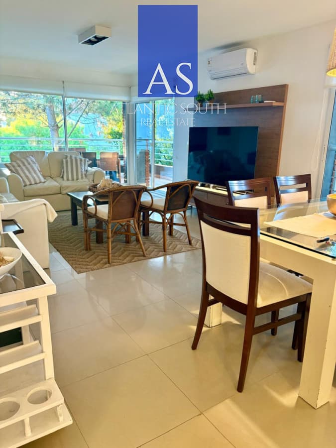Apartamento moderno 2 dormitorios con parrillero propio Plaza México Punta del Este