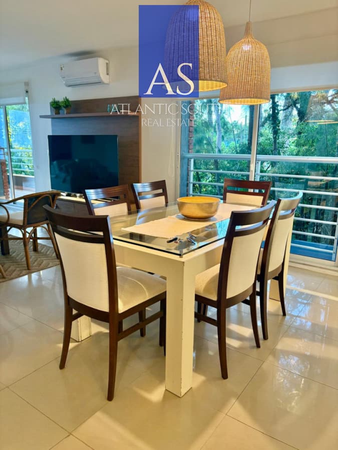 Apartamento moderno 2 dormitorios con parrillero propio Plaza México Punta del Este