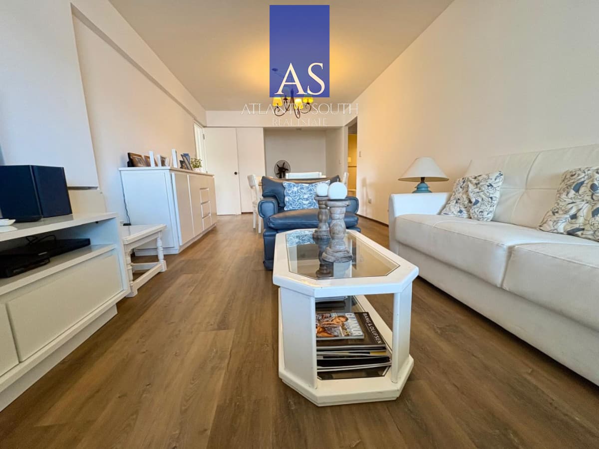 Apartamento reciclado de 3 dormitorios con parrillero propio frente al mar Playa Mansa