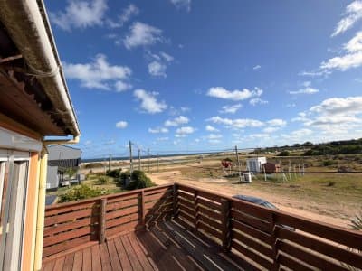 Casa de 4 dormitorios a pasos del mar.   -