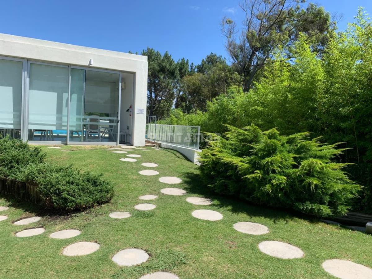 DEPARTAMENTO EN PUNTA BALLENA CON EXCELENTES VISTAS  -