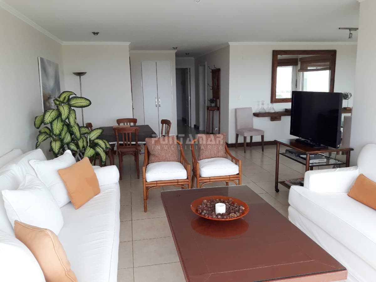 MUY LINDO APARTAMENTO FRENTE AL MAR, LIVING COMEDOR  AMPLIO CON  TERRAZA AL FRENTE Y PARRILLERO PROPIO.  -