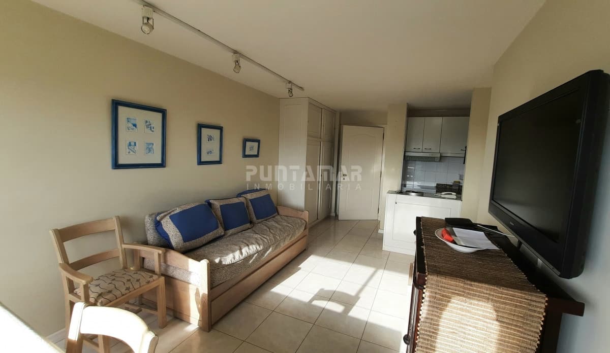 DEPARTAMENTO DE 2 DORMITORIOS EN PISO ALTO DE MUY BUEN EDIFICIO  -