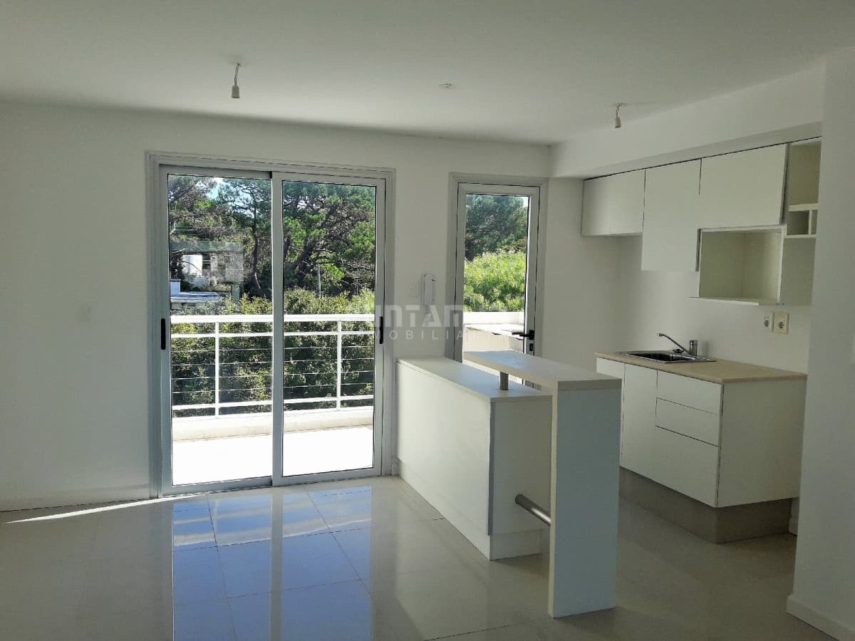 HERMOSO PENTHOUSE RECIEN REMODELADO DE DOS DORMITORIOS Y DOS BAÑOS, CON UNA AMPLIA TERRAZA CON PARRILLERO PROPIO.  -
