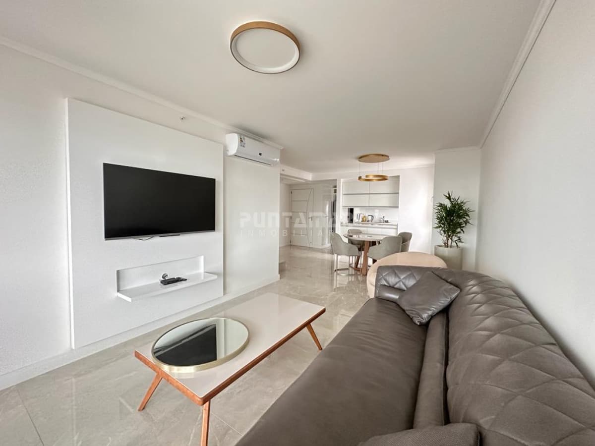 ALQUILER ESPECTACULAR PENTHOUSE EN TORRE DE CATEGORÍA EN PUNTA DEL ESTE   -