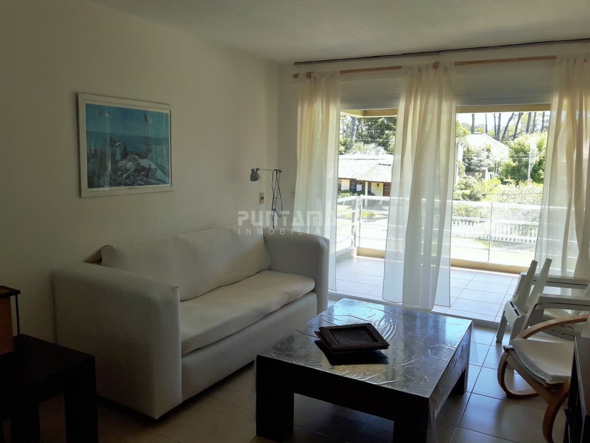 APARTAMENTO EN ALQUILER CERCA DE PLAYA BRAVA, DOS DORMITORIOS, TERRAZA COMODA CON PARRILLERO PROPIO, PISCINA DE USO COMUN , COCHERA Y PORTERIA.  -