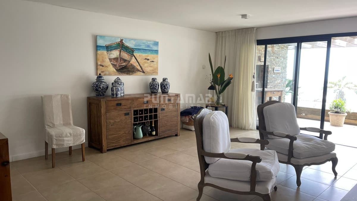 APARTAMENTO FRENTE AL MAR CON TERRAZA Y PARRILLERO , ALQUILER DE  TEMPORADA   -
