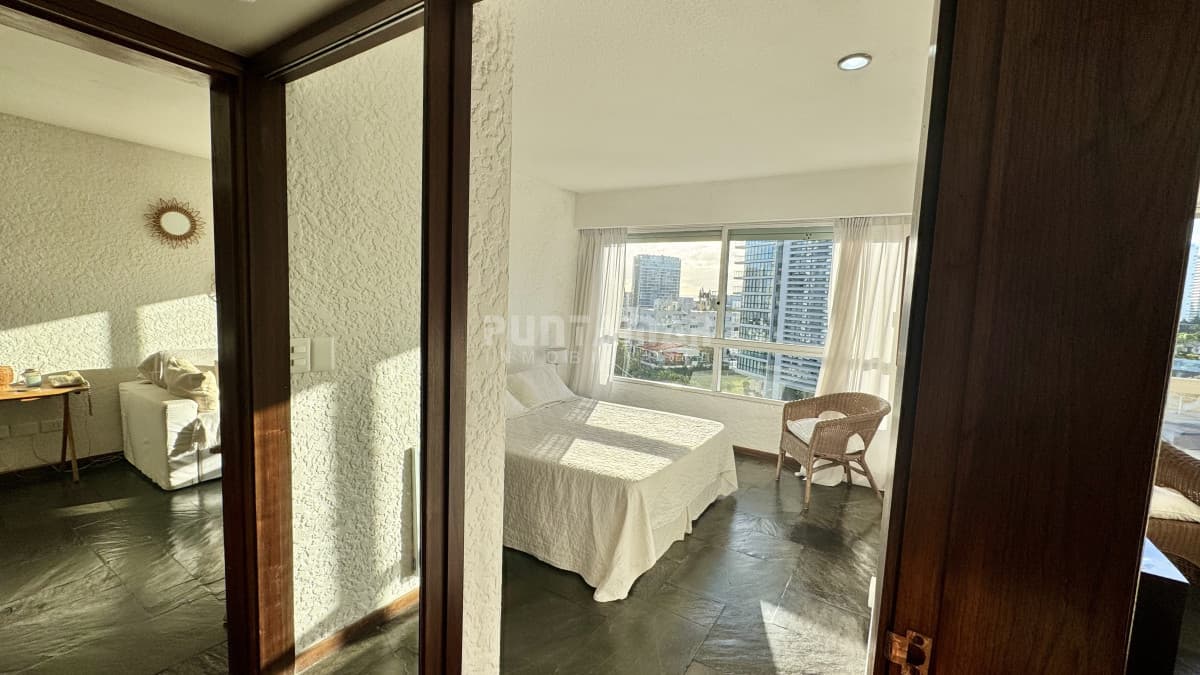 HERMOSO APARTAMENTO DE 1 DORMITORIO PRIMERA AL MAR LINEA EN PUNTA DEL ESTE   -
