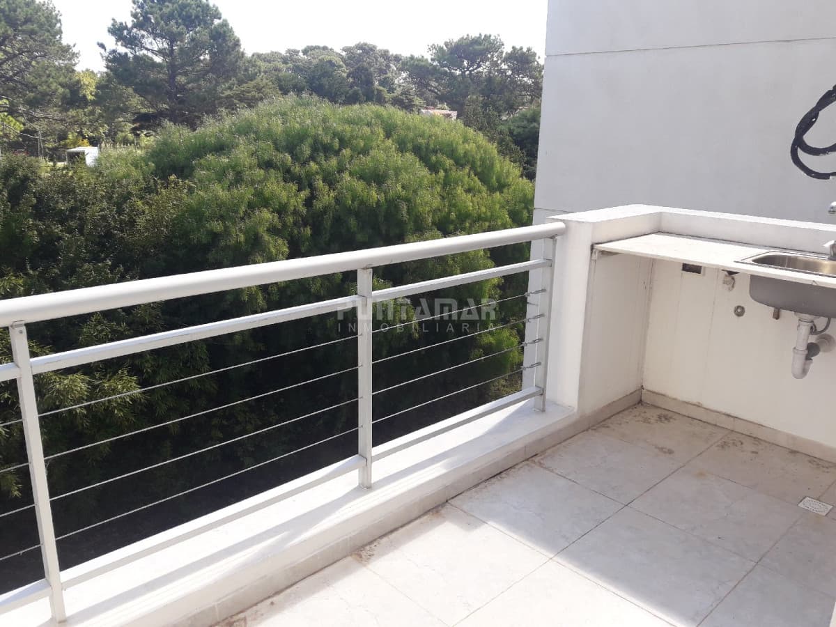 HERMOSO PENTHOUSE RECIEN REMODELADO DE DOS DORMITORIOS Y DOS BAÑOS, CON UNA AMPLIA TERRAZA CON PARRILLERO PROPIO.  -