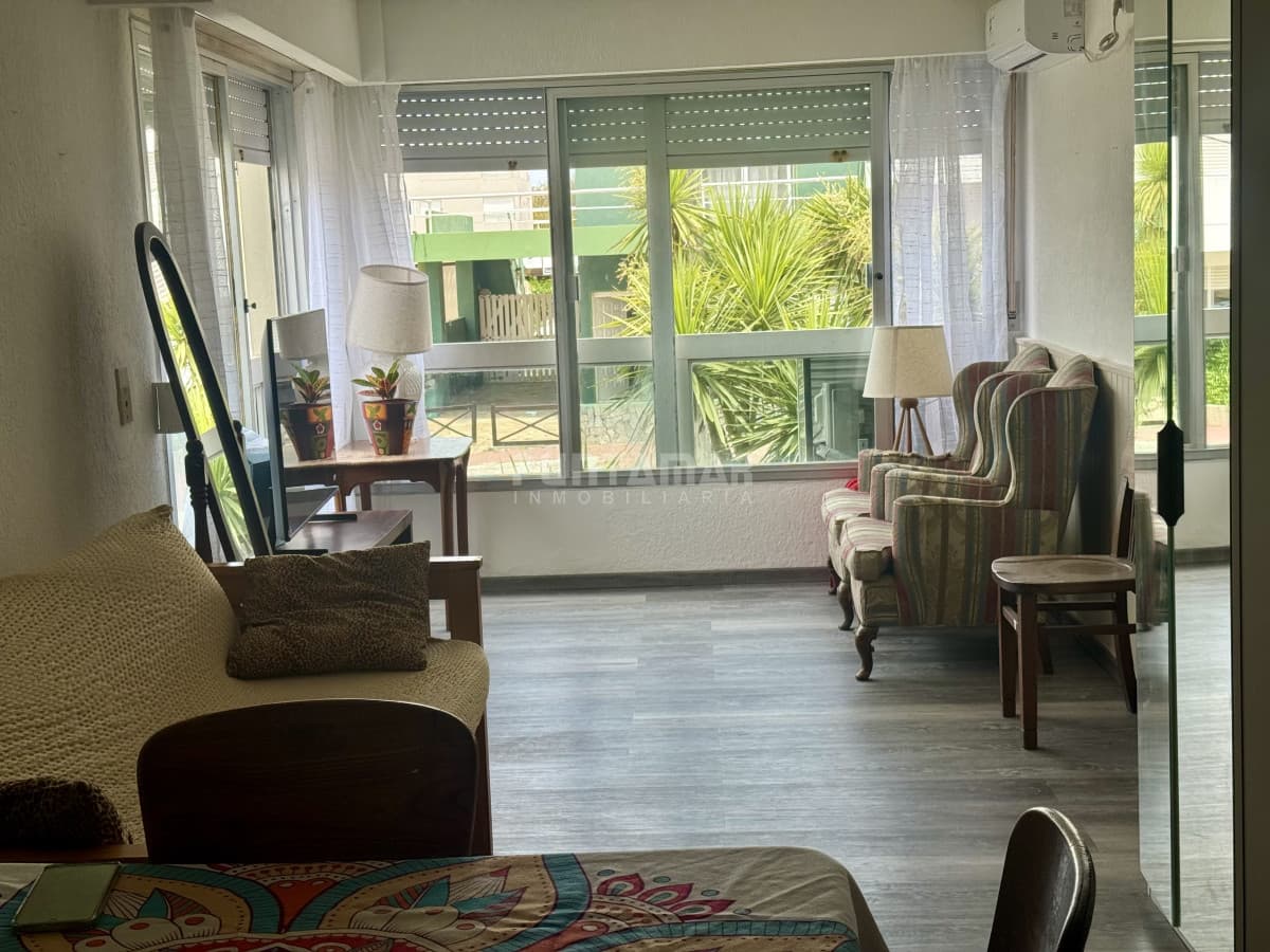 Departamento en edificio Karol  -