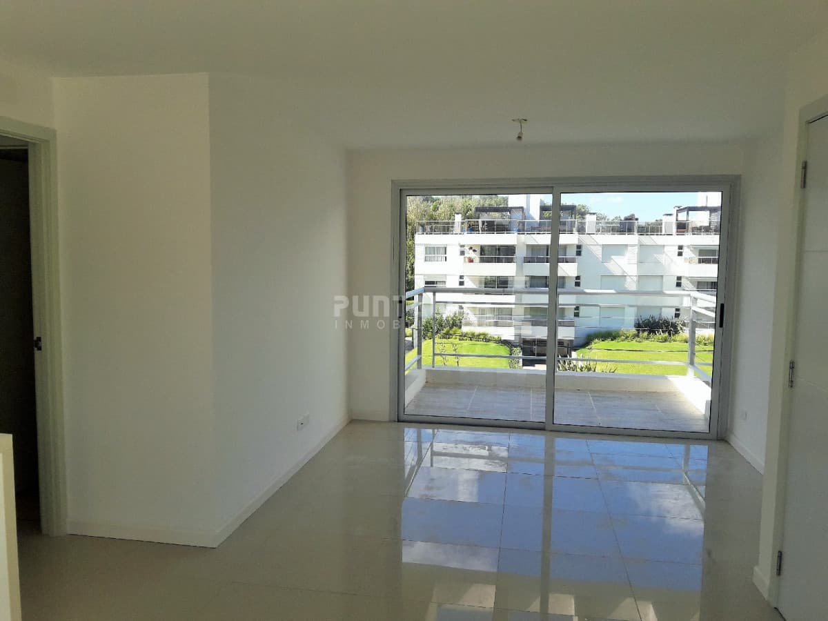 HERMOSO PENTHOUSE RECIEN REMODELADO DE DOS DORMITORIOS Y DOS BAÑOS, CON UNA AMPLIA TERRAZA CON PARRILLERO PROPIO.  -
