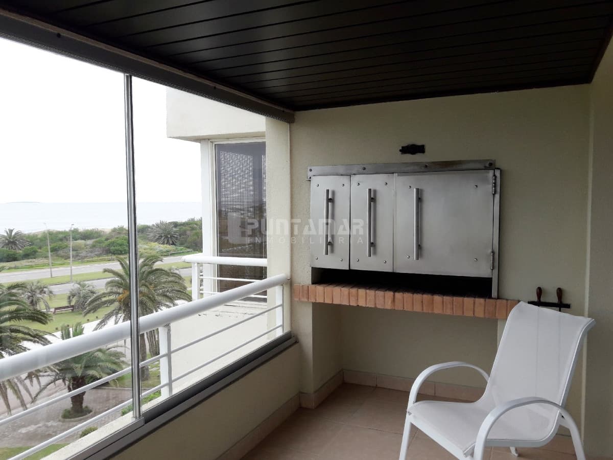 MUY LINDO APARTAMENTO FRENTE AL MAR, LIVING COMEDOR  AMPLIO CON  TERRAZA AL FRENTE Y PARRILLERO PROPIO.  -