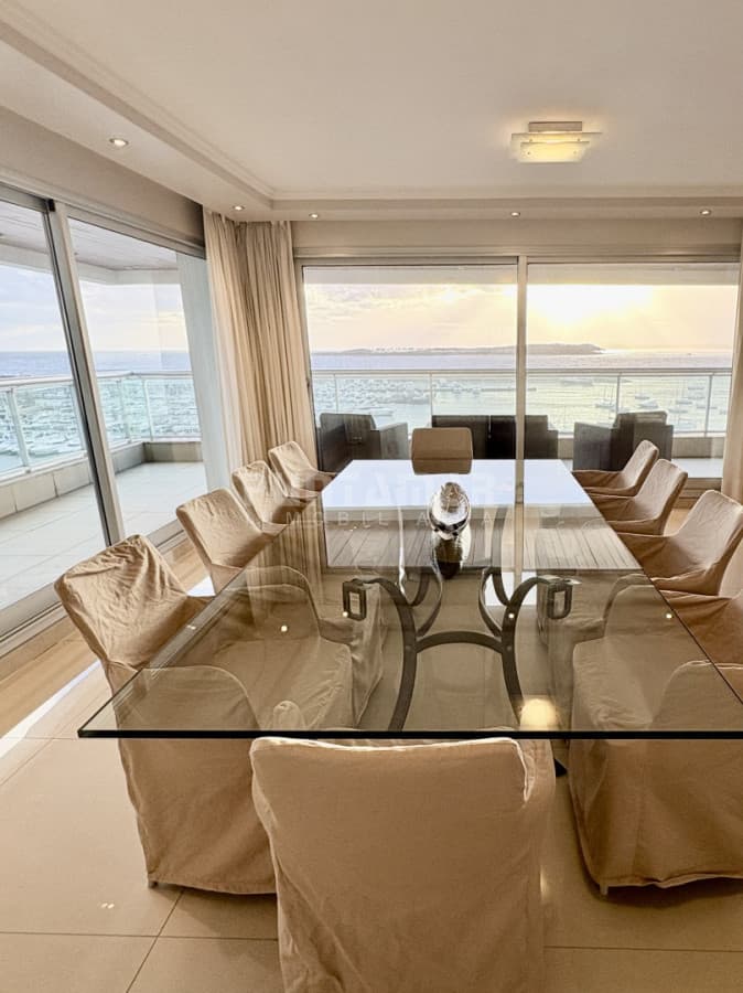 Apartamento ID.213900 - EXCELENTE PENTHOUSE EN EL PUERTO DE PUNTA DEL ESTE.