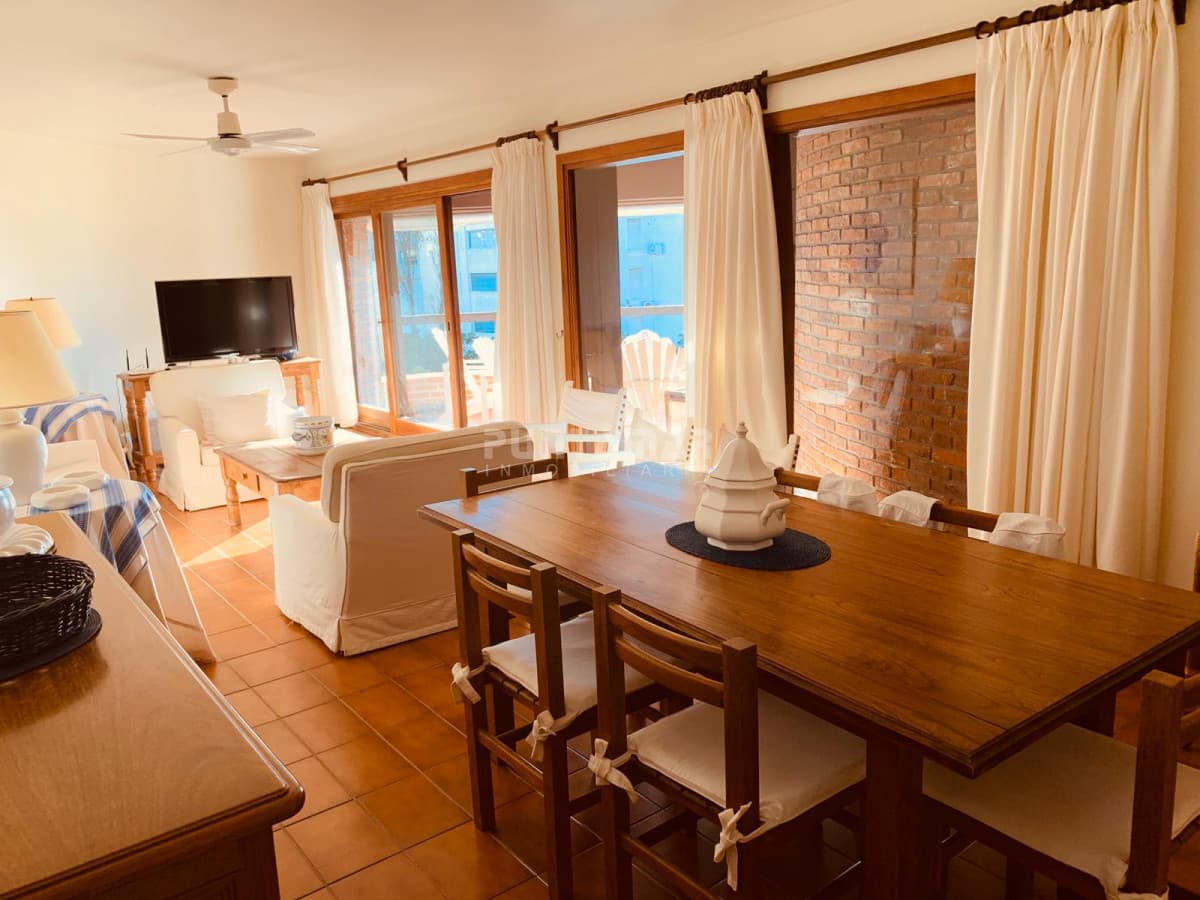 HERMOSO APARTAMENTO CON VISTA AL MAR EN PUNTA DEL ESTE  -