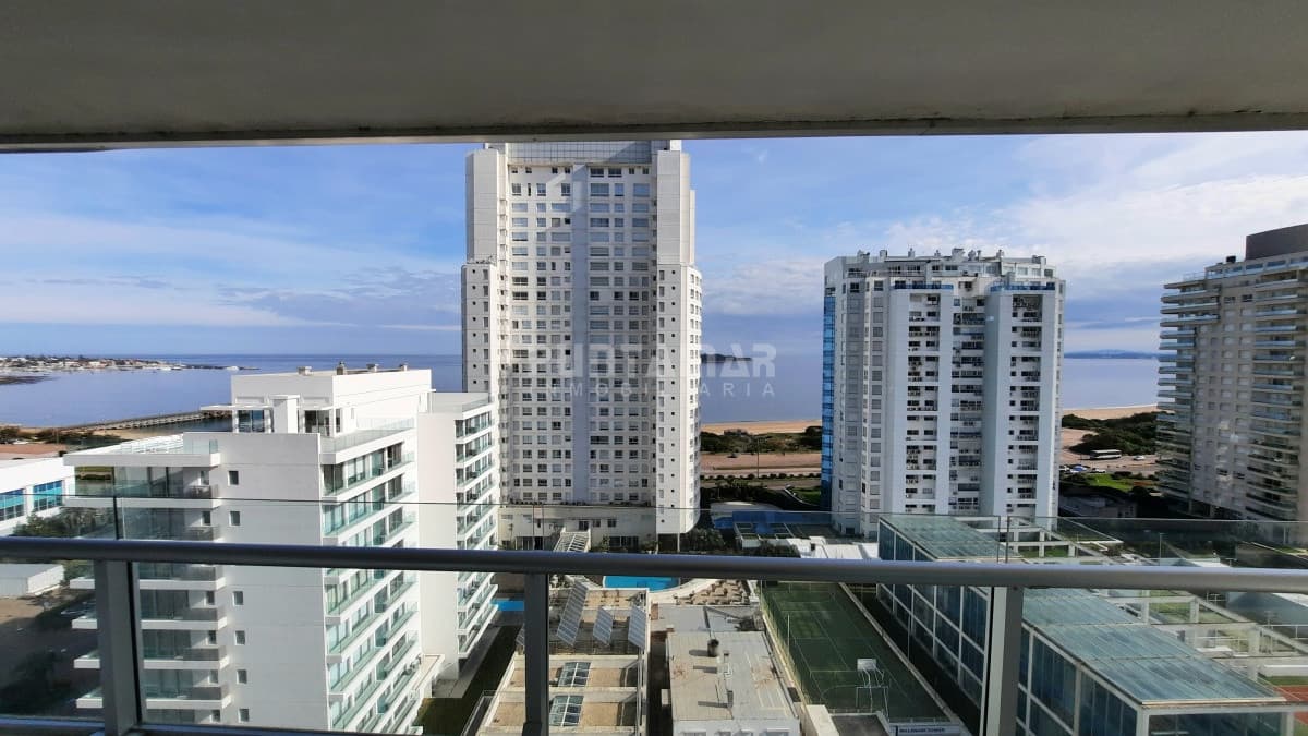 DEPARTAMENTO EN TORRE DE CATEGORIA CON VISTA A PLAYA MANSA  -