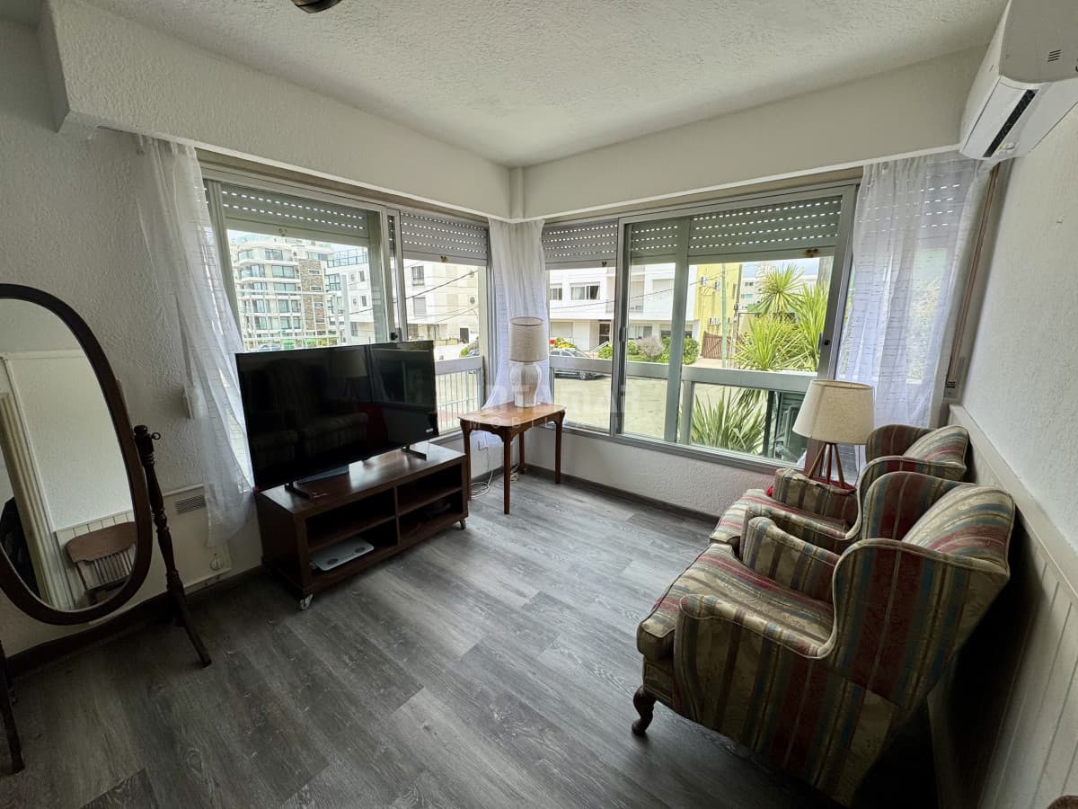 Departamento en edificio Karol  -