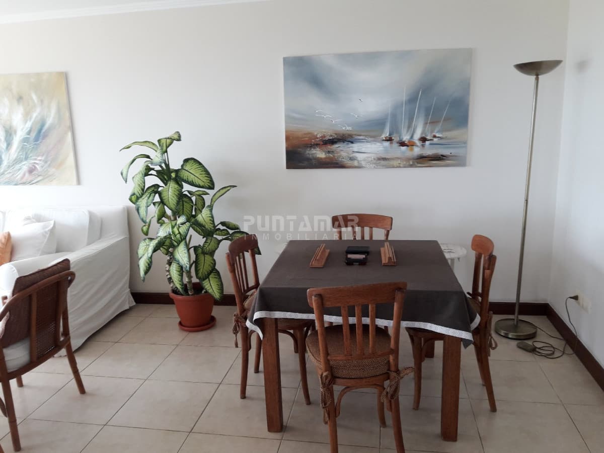 MUY LINDO APARTAMENTO FRENTE AL MAR, LIVING COMEDOR  AMPLIO CON  TERRAZA AL FRENTE Y PARRILLERO PROPIO.  -