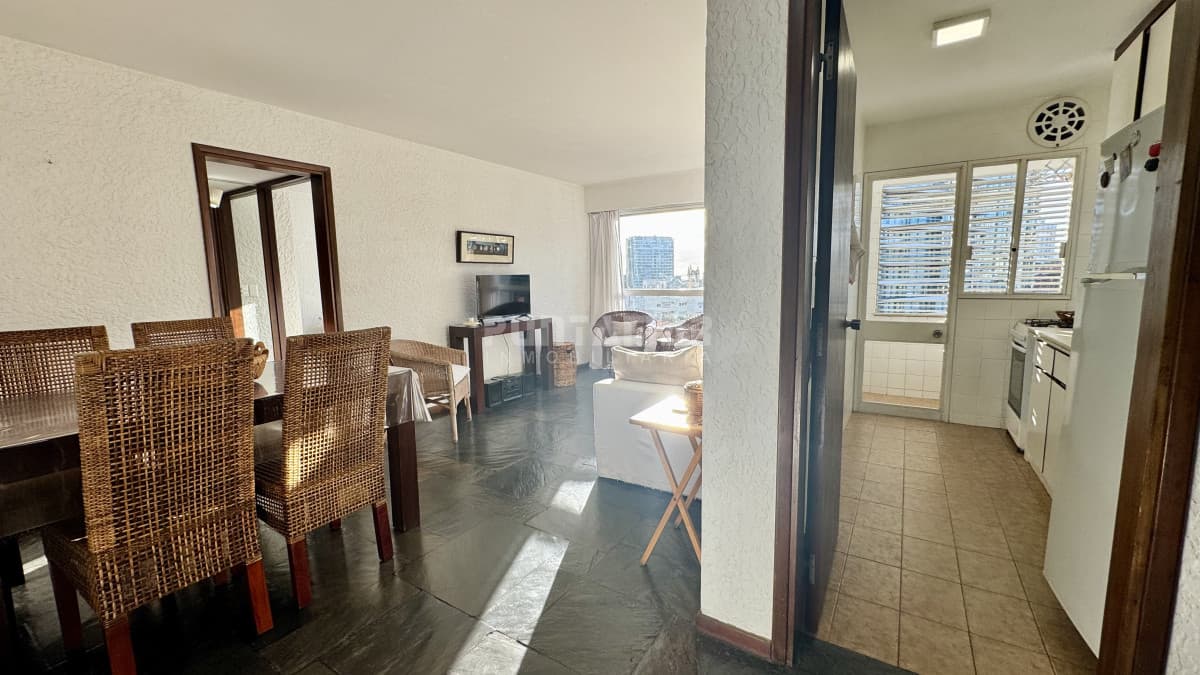 HERMOSO APARTAMENTO DE 1 DORMITORIO PRIMERA AL MAR LINEA EN PUNTA DEL ESTE   -