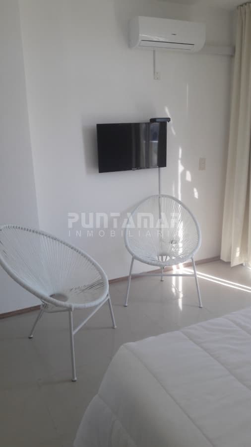 MODERNO APARTAMENTO DE 3 DORMITORIOS CON AZOTEA EN MANANTIALES   -