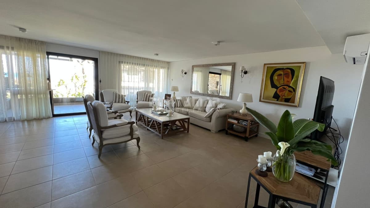 APARTAMENTO FRENTE AL MAR CON TERRAZA Y PARRILLERO , ALQUILER DE  TEMPORADA   -