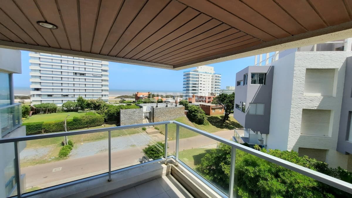 DEPARTAMENTO DE 2 DORMITORIOS EN EDIFICIO DE CATEGORIA CON VISTA AL MAR  -