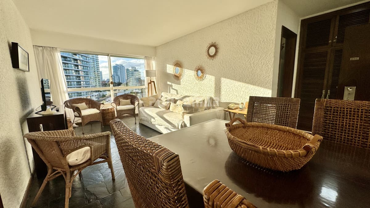 HERMOSO APARTAMENTO DE 1 DORMITORIO PRIMERA AL MAR LINEA EN PUNTA DEL ESTE   -