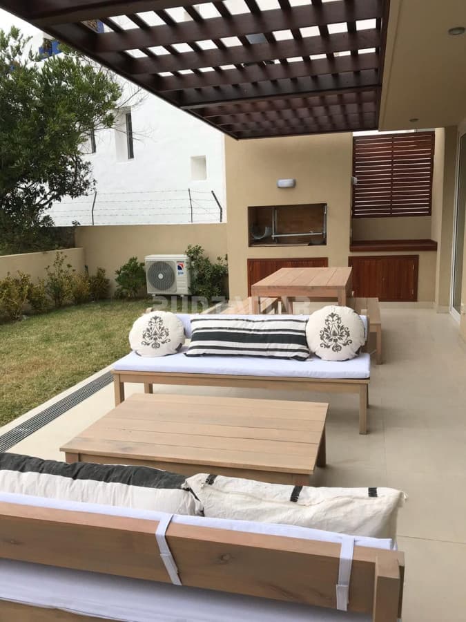 APARTAMENTO EN ALQUILER CON UN LINDO PATIO CON PARRILLERO Y JARDIN SUPER DISFRUTABLE.   -