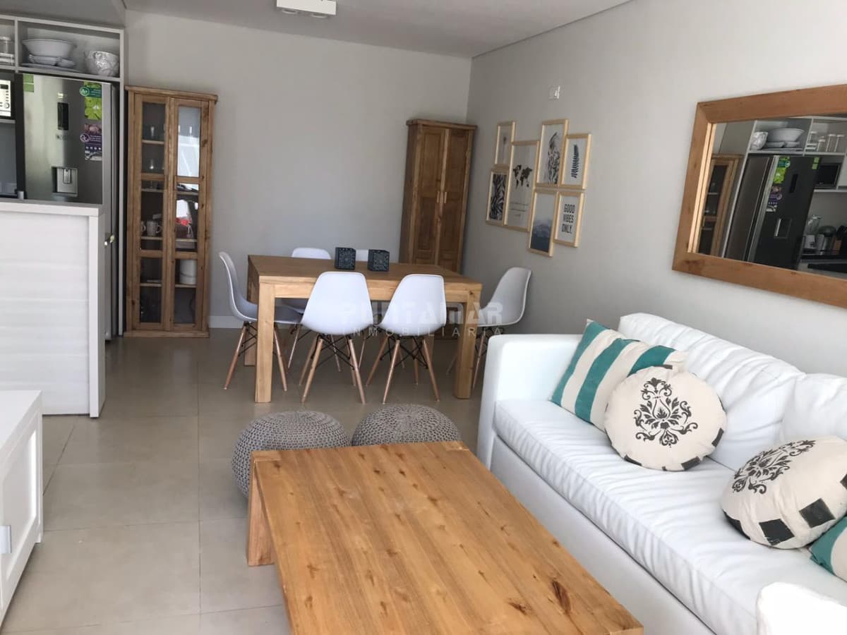 APARTAMENTO EN ALQUILER CON UN LINDO PATIO CON PARRILLERO Y JARDIN SUPER DISFRUTABLE.   -