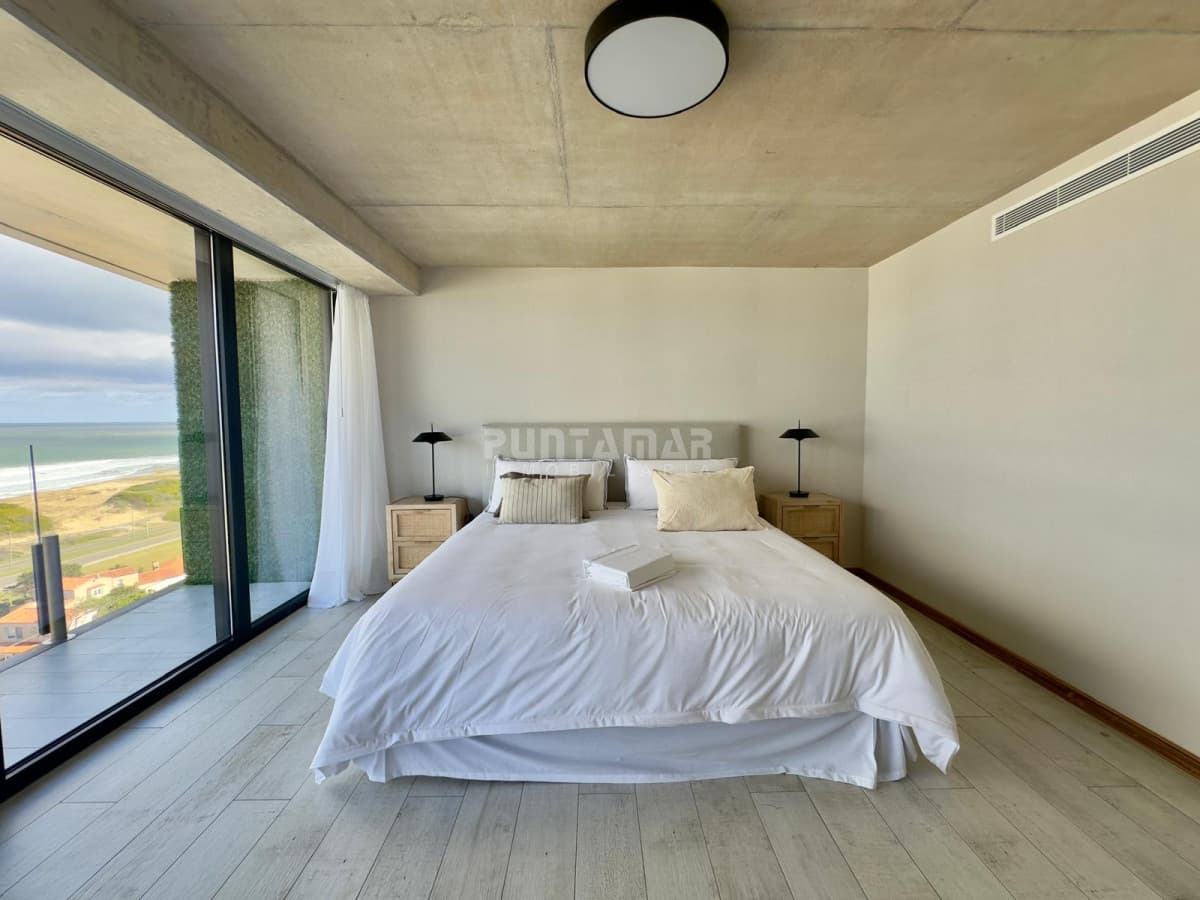 ESPECTACULAR APARTAMENTO EN SURFSIDE CON VISTAS PANORAMICAS A LA BARRA Y AL MAR  -