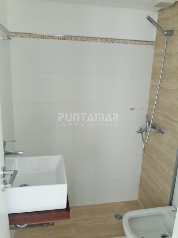 HERMOSO PENTHOUSE RECIEN REMODELADO DE DOS DORMITORIOS Y DOS BAÑOS, CON UNA AMPLIA TERRAZA CON PARRILLERO PROPIO.  -