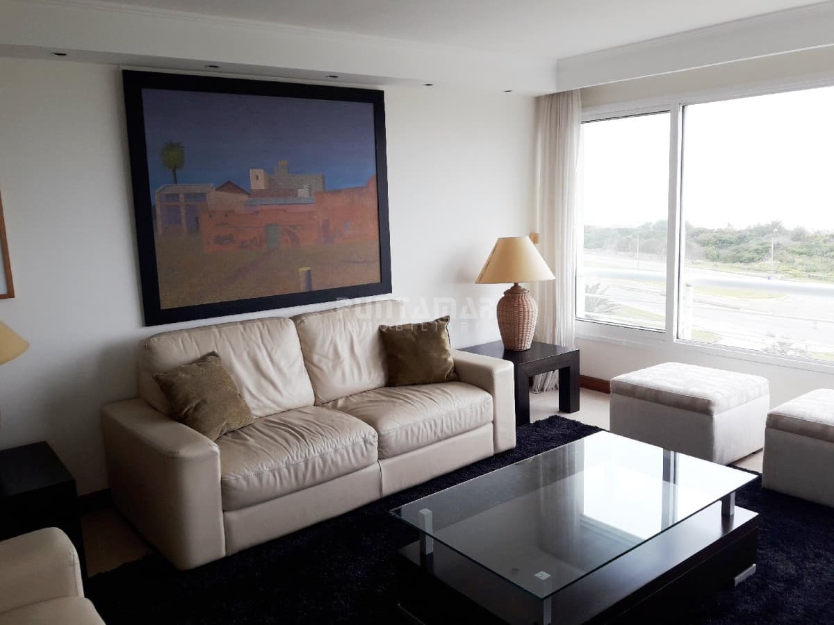 DIVINO PENTHOUSE SOBRE LA PLAYA BRAVA FRENTE AL MAR, TERRAZA DE USO EXCLUSIVO CON UN LIVING COMEDOR AMPLIO Y PARRILLERO PROPIO  -