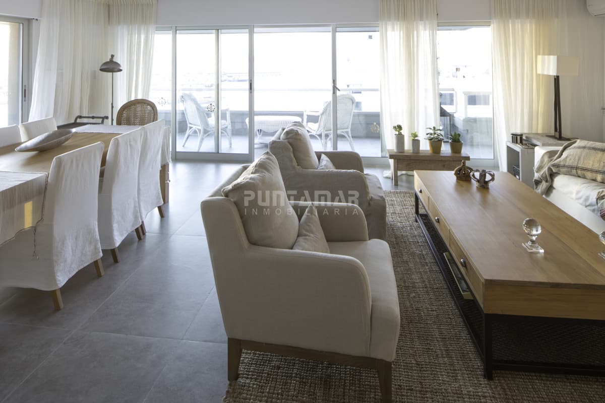 ESPECTACULAR APARTAMENTO RECICLADO DE 3 DORMITORIOS Y DEPENDENCIA CON VISTA AL MAR  -