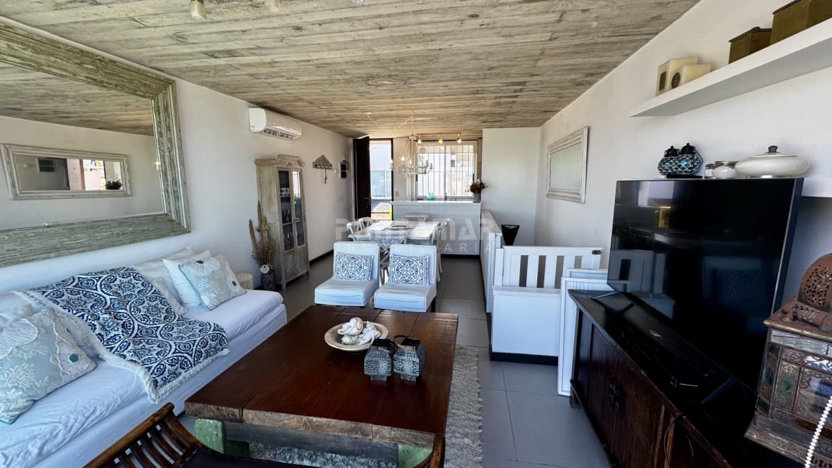 ALQUILER HERMOSO TRIPLEX CON VISTA AL MAR EN LA BARRA  -