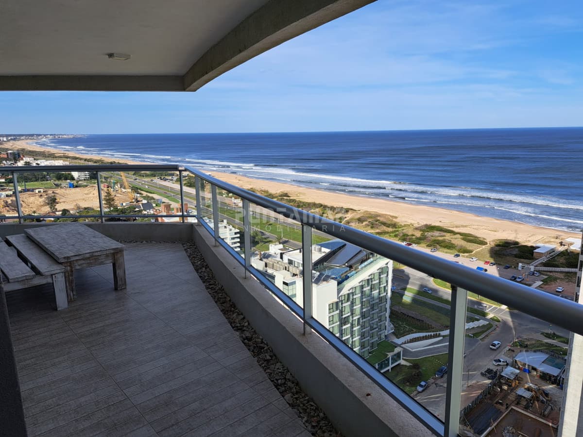 APARTAMENTO EN EDIFICIO DE CATEGORIA CON VISTA AL MAR  -