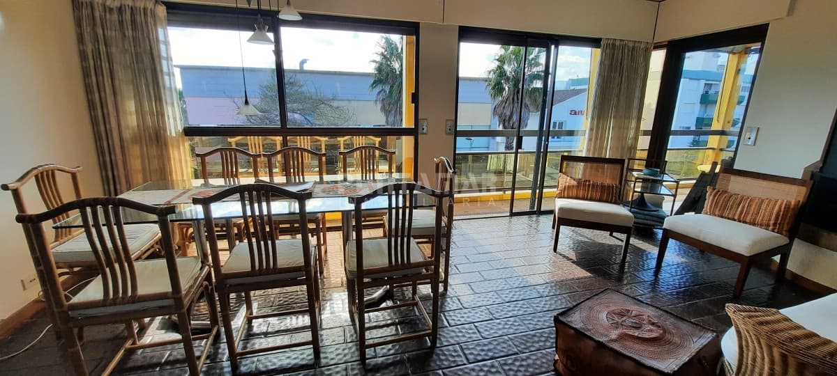 APARTAMENTO DE 3 DORMITORIOS EN LA PENÍNSULA CON BALCON AL FRENTE Y VISTA AL MAR  -