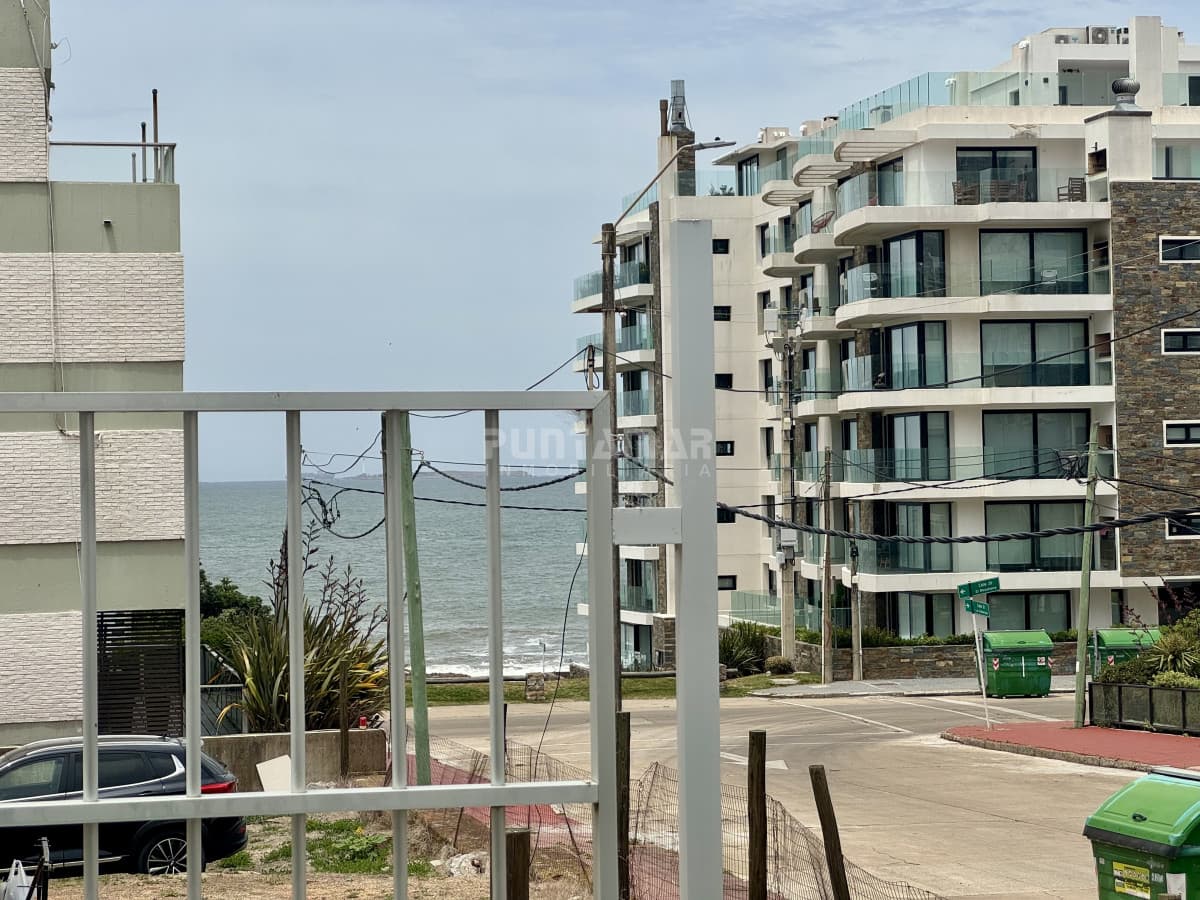 Departamento en edificio Karol  -